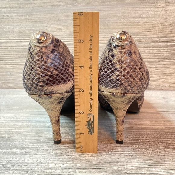 Leather peep toe heels Michael Kors leather snake platform pumps. - Picture 5 of 9